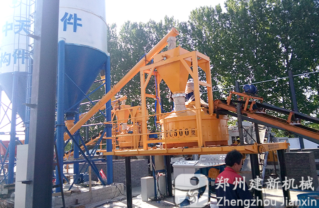 洛阳25混凝土万象城（中国）与制砖机结合使用案例